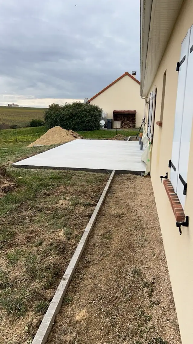 Dalle béton fraîchement coulée à côté d'une maison à Lunery