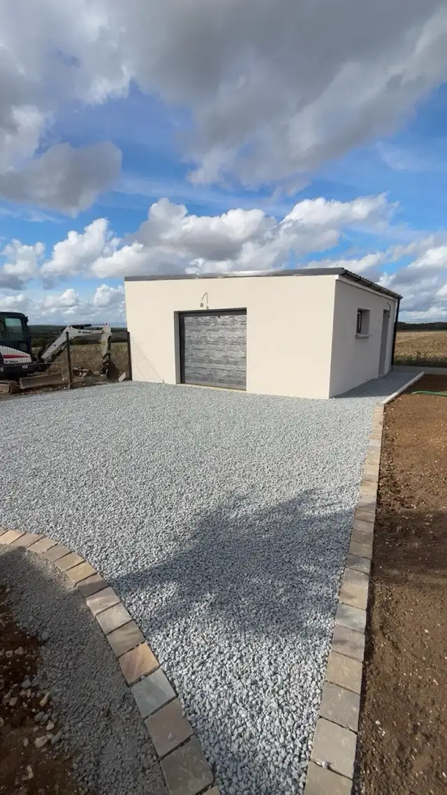 Garage maçonné et enduit, livré avec sa cour gravillonnée