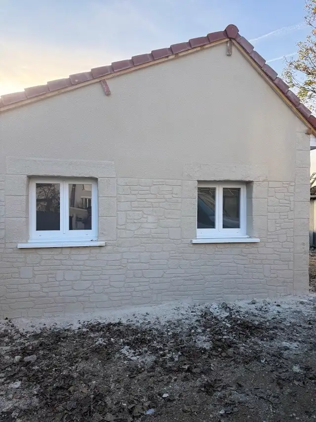 Façade de maison rénovée avec enduit effet pierre à Lunery