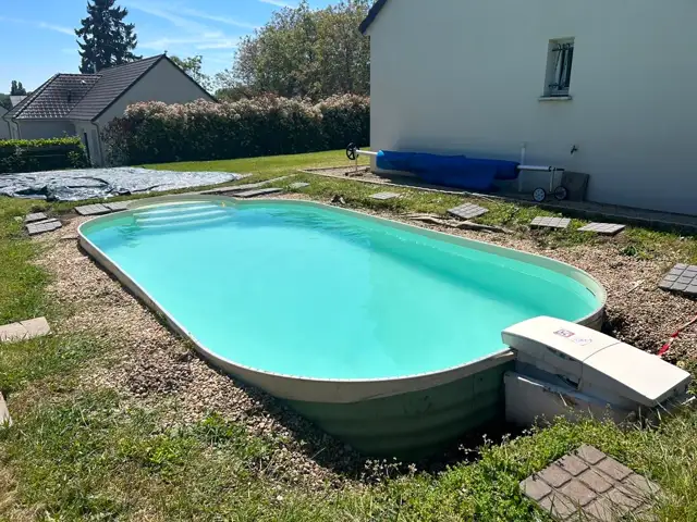 Piscine coque avant la création de la plage en béton