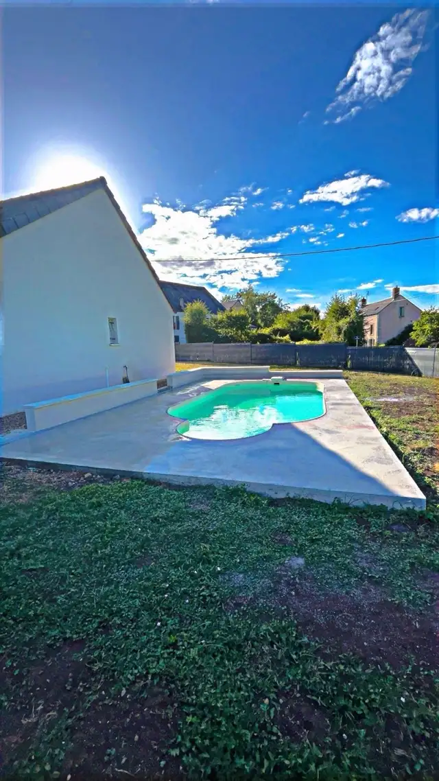 Terrasse de piscine en béton avec vue sur le jardin