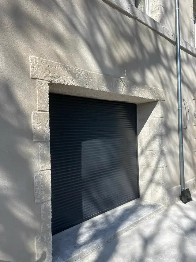 Encadrement de porte de garage en enduit effet pierre