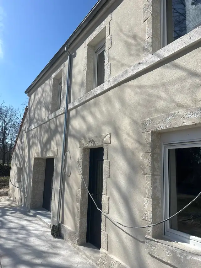 Pignon de maison avec enduit finition pierre réalisé par un façadier à Lunery
