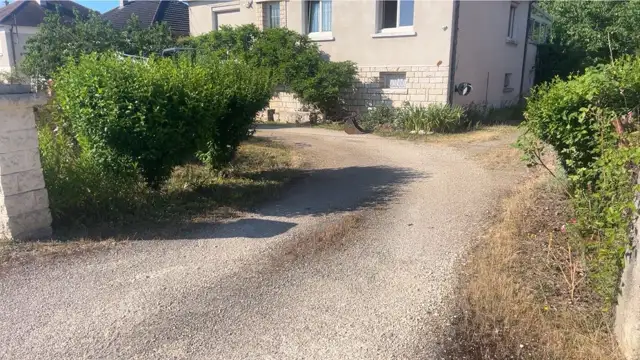 Allée en gravier usée avant les travaux de réfection