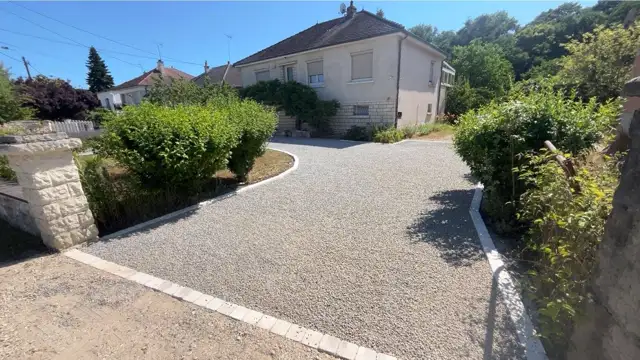 Allée gravillonnée neuve avec bordures devant une maison du Cher