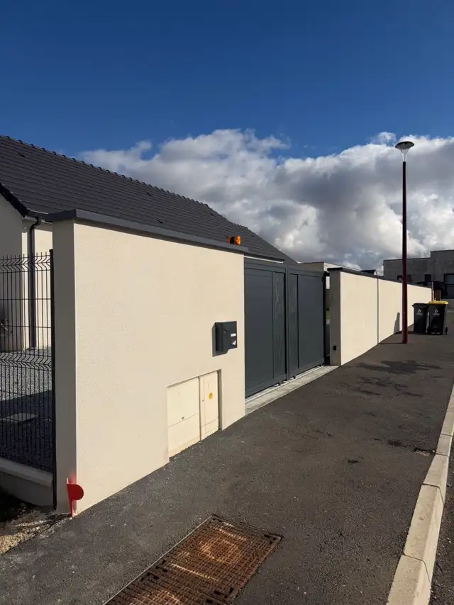 Portail anthracite et clôture posés devant une maison neuve dans le Cher