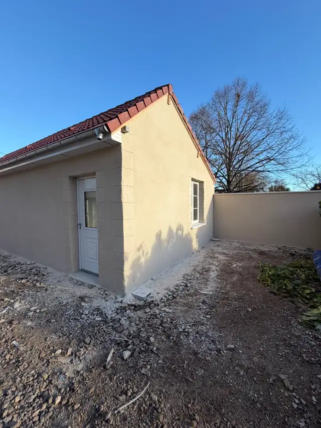 Maison enduite en blanc après ravalement complet dans le Cher