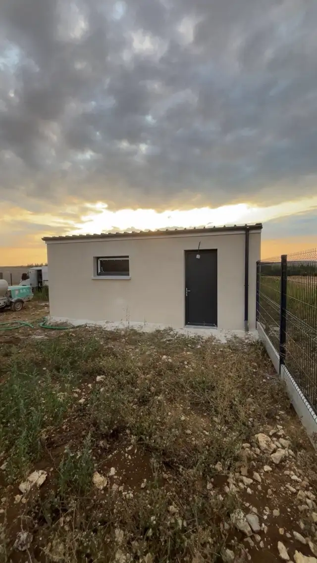 Abri de jardin maçonné et enduit, livré au coucher du soleil