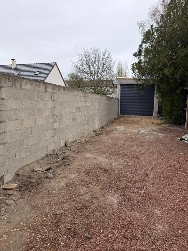 Mur en parpaings monté par l'Entreprise Grochowski dans le Cher