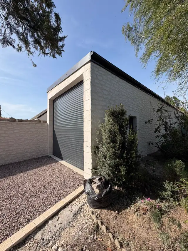 Garage à toit plat maçonné avec porte roulante, près de Saint-Florent-sur-Cher