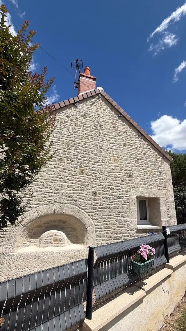 Ravalement de façade avec enduit finition effet pierre dans le Cher