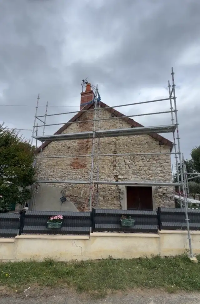Maison ancienne sous échafaudage pendant le ravalement de façade